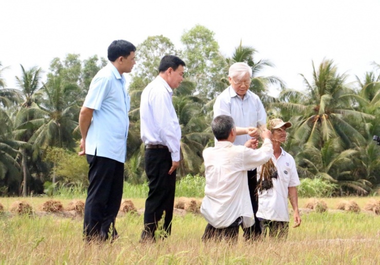 Cuộc sống giản dị của Tổng Bí thư Nguyễn Phú Trọng qua những khoảnh khắc gần gũi với người dân