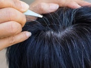 Làm đẹp - 7 thói quen khiến tóc bạc nhiều hơn tóc đen