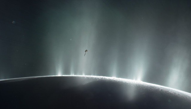 Tàu vũ trụ Cassini bay gần bề mặt "mặt trăng sự sống" Enceladus - Ảnh đồ họa: NASA