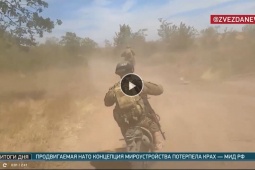 Thế giới - Video: Lính Nga lái xe máy, đánh trận quyết định để kiểm soát làng Urozhaynoye