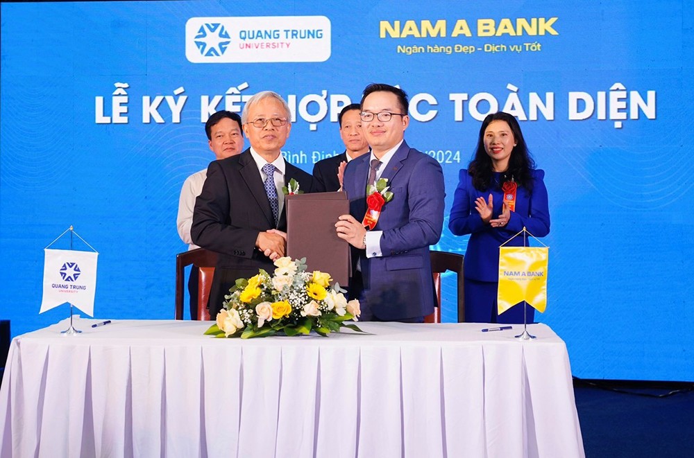 Đại diện Nam A Bank và trường Đại học Quang Trung ký kết hợp tác.