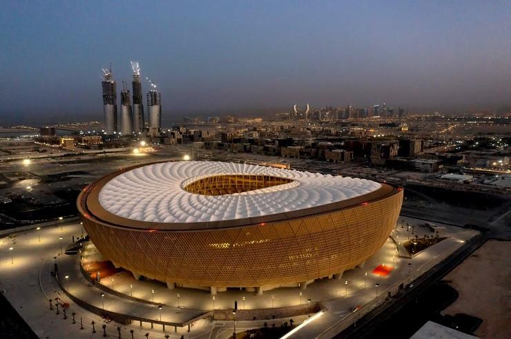 Đây là sân đấu lớn nhất tại World Cup 2022 với sức chứa lên đến 80.000 chỗ ngồi, mặt ngoài sân được dát vàng cao hơn 4m.
