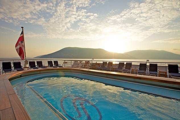 Du khách có thể thư giãn ngay tại hồ bơi trên du thuyền.