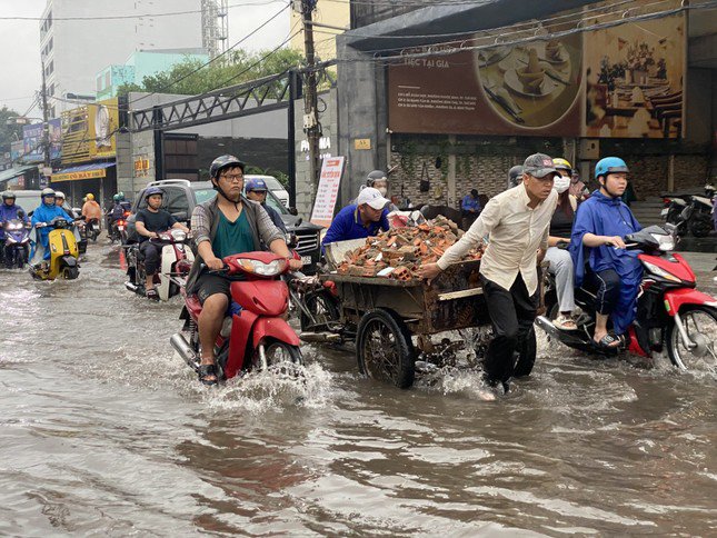 Mưa lớn hoành hành nhiều khu vực, miền Bắc có thể phải đối mặt với mưa rất to