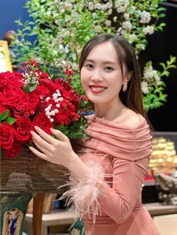 Nửa kia xinh đẹp của NSND Trung Hiếu.
