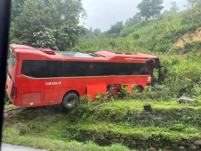 Xe khách mất phanh, đâm vào taluy dương ở Sa Pa, 38 hành khách may mắn thoát nạn