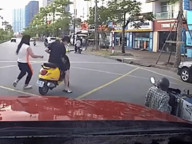 Clip: Thiếu niên lạng lách gây tai nạn định bỏ chạy và cái kết
