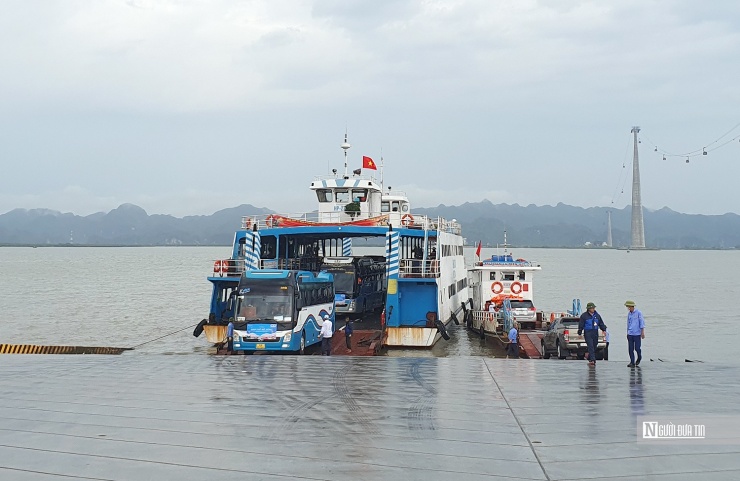 Từ 12h trưa 22/7, tuyến phà Đồng Bài - Cái Viềng và các phương tiện thủy, cáp treo ra đảo Cát Bà dừng hoạt động khiến gần 4.000 khách du lịch mắc kẹt trên đảo (Ảnh: Thái Phan).