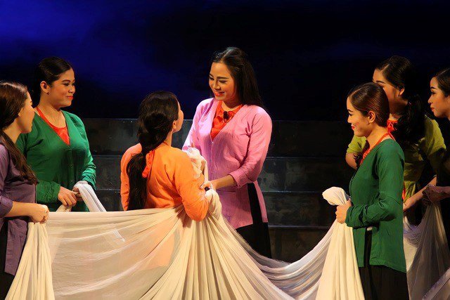 NSND Thùy Linh trên sân khấu.