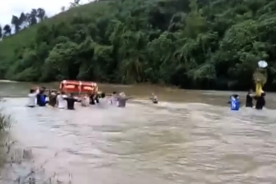 Hành trình bi thương: Vượt suối đưa tiễn người đã khuất trong nước lũ ngập tràn