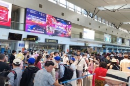 Một hành khách tung tin có lựu đạn khi máy bay sắp cất cánh