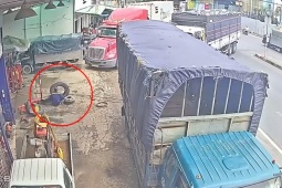 Ô tô - Clip: Tránh xe tải quay đầu, container lao thẳng vào gara ô tô bên đường