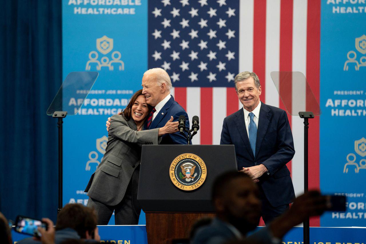 Ông Biden đã tuyên bố rút khỏi đường đua tranh cử và đề cử Phó Tổng thống Kamala Harris thay thế.