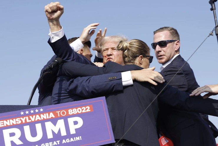 Hình ảnh ông Trump giơ nắm đấm sau khi bị bắn đã gây ấn tượng mạnh.