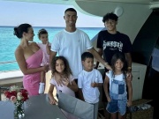 Bóng đá - Ronaldo &quot;sạc lại năng lượng&quot; cùng bạn gái và các con, hướng tới 1.000 bàn thắng