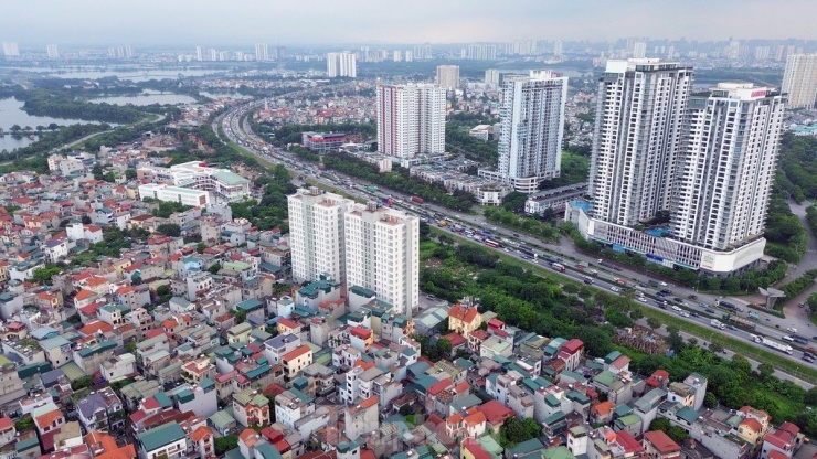 Trên đường Khuyến Lương (phường Trần Phú, quận Hoàng Mai, TP Hà Nội), đã nhiều năm nay, người dân xung quanh quen với việc hai tòa nhà chung cư tái định cư không có người ở.