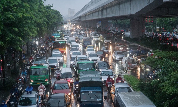 Sáng nay, ngày 23-7, nhiều khu vực ở Hà Nội mưa tầm tã, người dân đi lại khó khăn. Mưa lớn, tầm nhìn hạn chế, các phương tiện phải bật đèn khi di chuyển ban ngày.