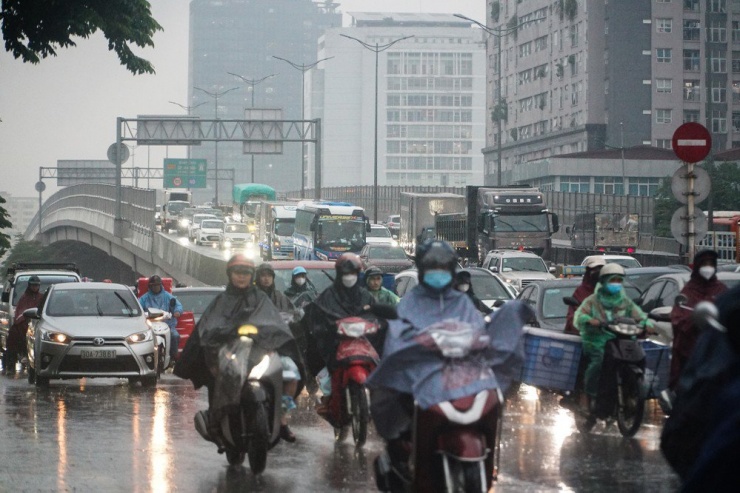 Mưa tầm tã do bão số 2 gây ùn tắc giao thông tại Hà Nội