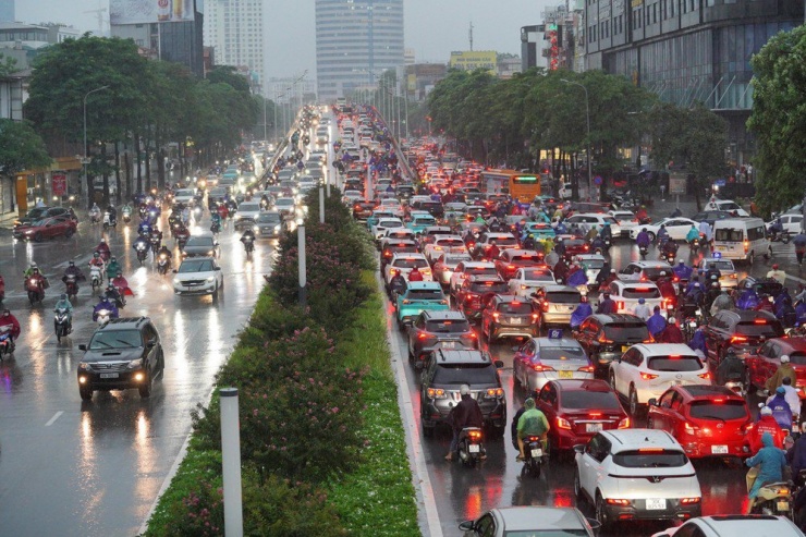 Mưa tầm tã do bão số 2 gây ùn tắc giao thông tại Hà Nội