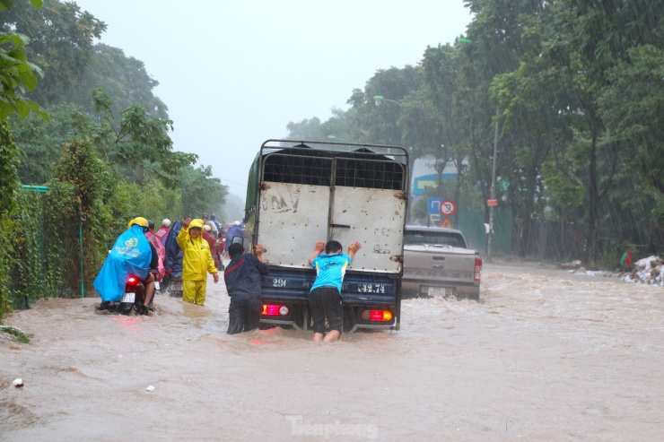 Mưa lớn gây ngập nặng trên đại lộ Thăng Long, nhiều phương tiện giao thông bị ùn tắc