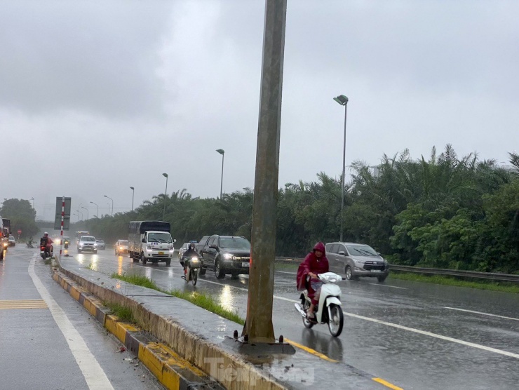 Mưa lớn gây ngập nặng trên đại lộ Thăng Long, nhiều phương tiện giao thông bị ùn tắc