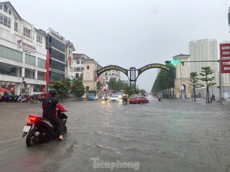 Mưa lớn gây ngập nặng trên đại lộ Thăng Long, nhiều phương tiện giao thông bị ùn tắc