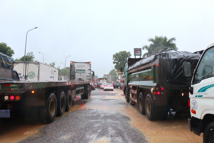 Mưa lớn gây ngập nặng trên đại lộ Thăng Long, nhiều phương tiện giao thông bị ùn tắc