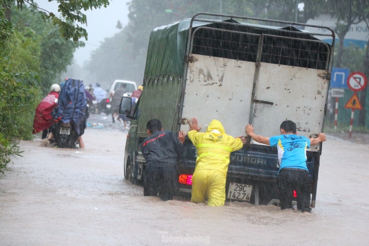 Mưa lớn gây ngập nặng trên đại lộ Thăng Long, nhiều phương tiện giao thông bị ùn tắc