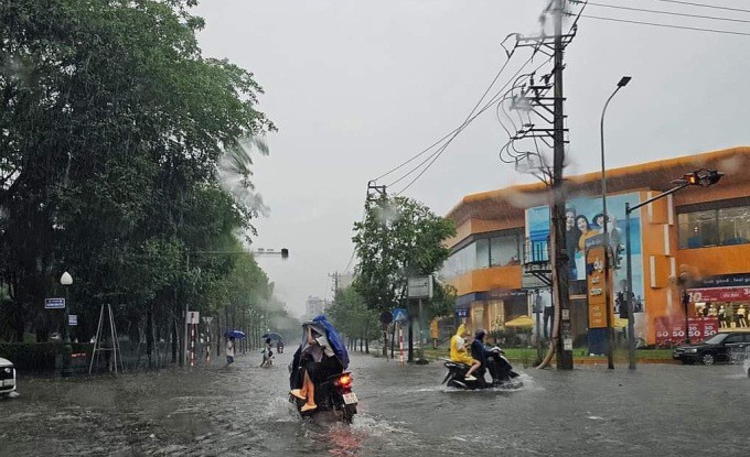 Bão Prapiroon khiến 9 tỉnh thành mưa to, Hà Nội tắc đường