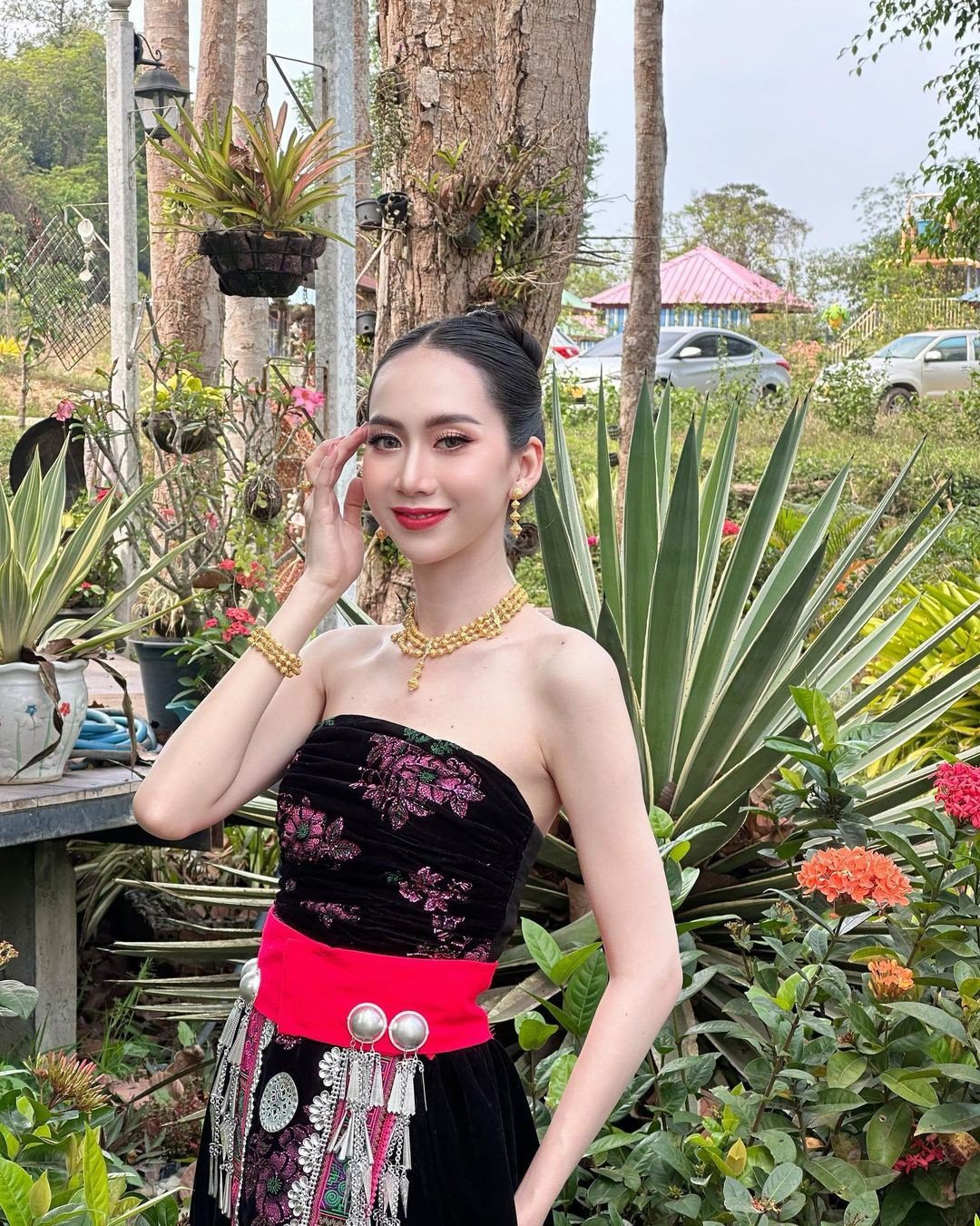 Năm 2023, cô từng tham dự Hoa hậu
Trái Đất Lào và lọt vào top 4, giành danh hiệu Miss Earth Air Laos
2023.