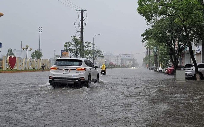 Bão Prapiroon khiến 9 tỉnh thành mưa to, Hà Nội tắc đường