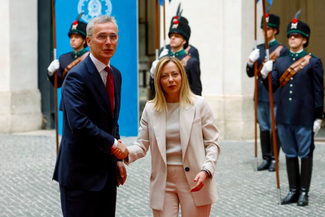 Thủ tướng Ý Giorgia Meloni và Tổng thư ký NATO Jens Stoltenberg bắt tay trong cuộc gặp ở Palazzo Chigi, Ý, ngày 8/5. (Ảnh: Reuters)