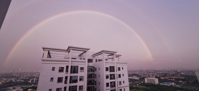 Cầu vồng kép cũng có thể là hiện tượng báo hiệu mưa lớn thậm chí dông lốc trong những ngày tới. Vì thế đây cũng có thể gọi là 'cầu vồng báo bão' Ảnh: FB Nguyễn Bắc.