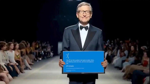 Cựu CEO của Microsoft sải bước với chiếc máy tính xách tay hiển thị “màn hình xanh chết chóc” (Ảnh cắt từ clip)