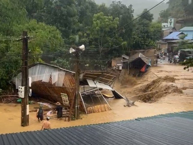 Mưa lũ hoành hành miền núi Thanh Hóa: Nhà cửa, hoa màu, công trình thiệt hại nghiêm trọng