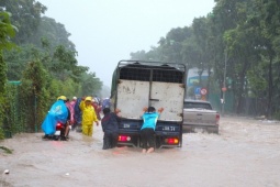 Tin tức trong ngày - Đại lộ Thăng Long ngập như sông, đoàn xe ùn tắc cả km