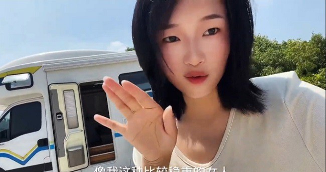 Không dành dụm tiền để mua nhà, cô gái trẻ đã mua một chiếc xe di động để sống cùng chú chó của mình.
