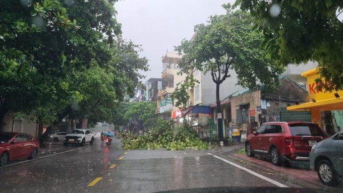 Bão Prapiroon khiến 9 tỉnh thành mưa to, Hà Nội tắc đường