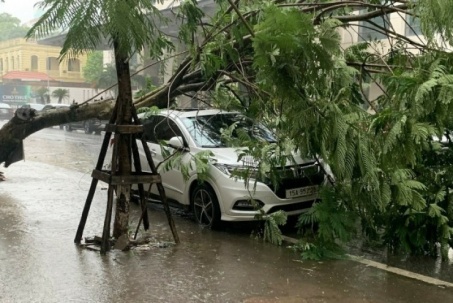 Bão Prapiroon khiến 9 tỉnh thành mưa to, Hà Nội tắc đường