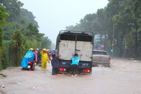 Mưa lớn gây ngập nặng trên đại lộ Thăng Long, nhiều phương tiện giao thông bị ùn tắc