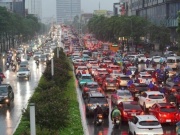 Tin tức trong ngày - Ảnh hưởng bão số 2, Hà Nội mưa tầm tã, giao thông ùn tắc