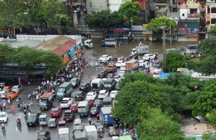 Mưa ngập và ùn tắc tại nút giao Xa La - Phùng Hưng (Hà Đông) từ 5h đến 10h sáng vẫn chưa hết.