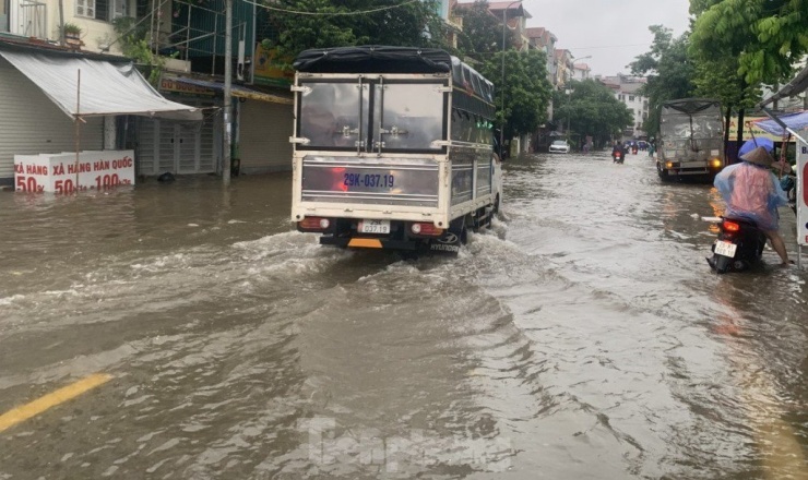 Hà Nội ngập sâu, giao thông hỗn loạn do mưa lớn và nước sông Nhuệ tràn bờ