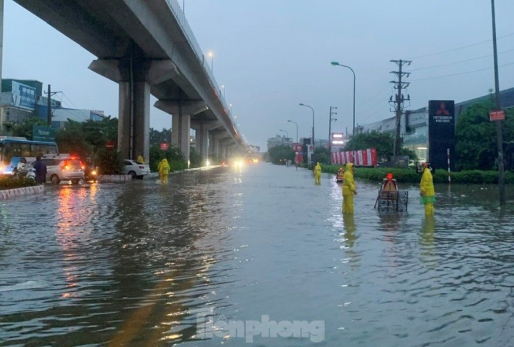 Hà Nội ngập sâu, giao thông hỗn loạn do mưa lớn và nước sông Nhuệ tràn bờ