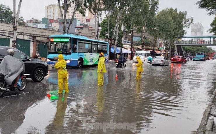 Hà Nội ngập sâu, giao thông hỗn loạn do mưa lớn và nước sông Nhuệ tràn bờ