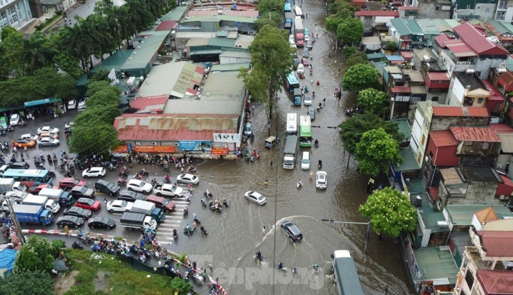 Mưa lớn gây ngập úng nghiêm trọng, giao thông Hà Nội tê liệt