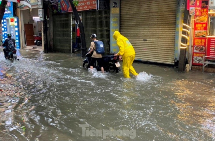 Hà Nội ngập sâu, giao thông hỗn loạn do mưa lớn và nước sông Nhuệ tràn bờ