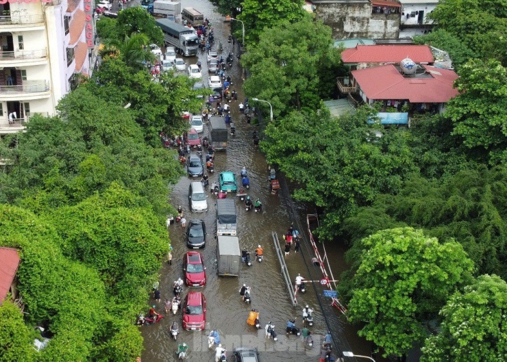 Hà Nội ngập sâu, giao thông hỗn loạn do mưa lớn và nước sông Nhuệ tràn bờ