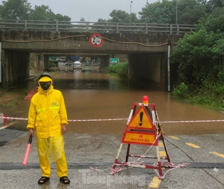 Mưa lớn gây ngập úng nghiêm trọng, giao thông Hà Nội tê liệt