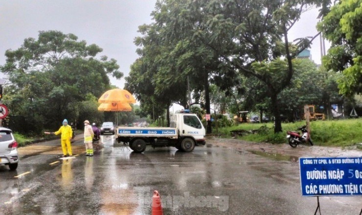 Hà Nội ngập sâu, giao thông hỗn loạn do mưa lớn và nước sông Nhuệ tràn bờ